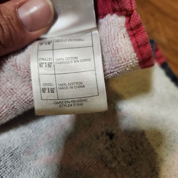 DISNEY PIRATES OF THE CARIBBEAN COLLECTIBLE BEACH TOWEL 60 Inch X 60 Inch - Picture 4 of 5